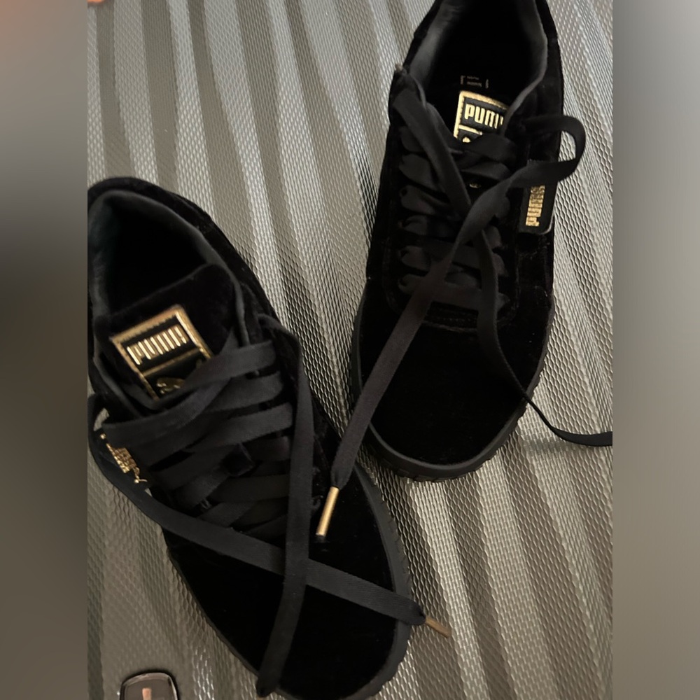 Velvet black pumas
